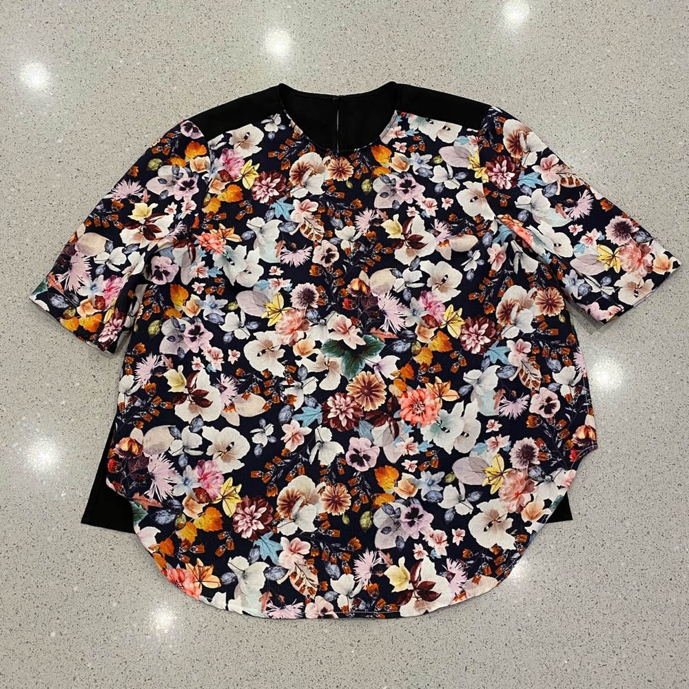 Floral shortsleeve blouse